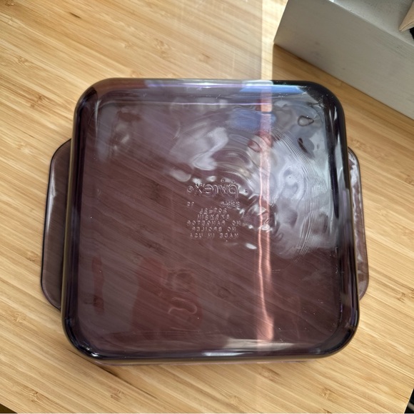 Pyrex Baking Dish 8x8 square in purple amethyst color - Picture 3 of 8